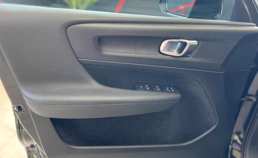 VOLVO XC40 MOMENTUM