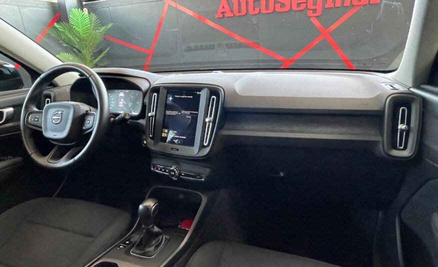 VOLVO XC40 MOMENTUM