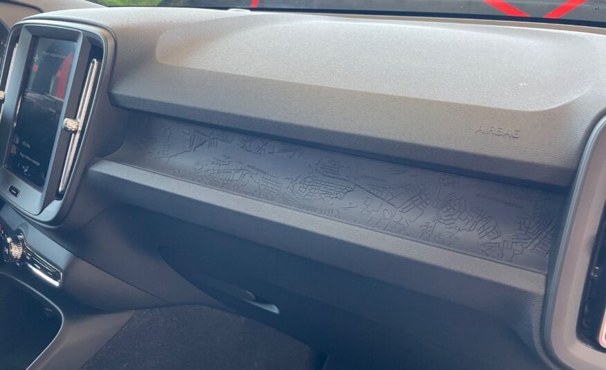 VOLVO XC40 MOMENTUM