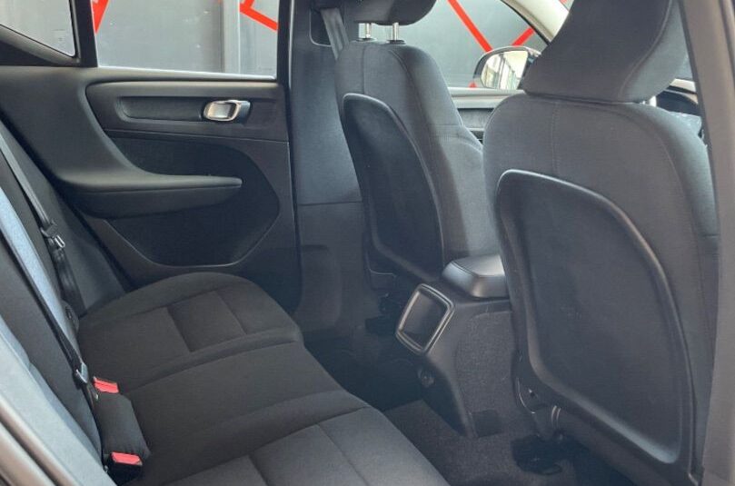 VOLVO XC40 MOMENTUM