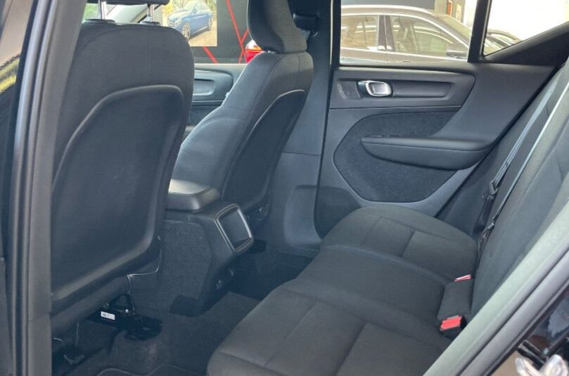VOLVO XC40 MOMENTUM