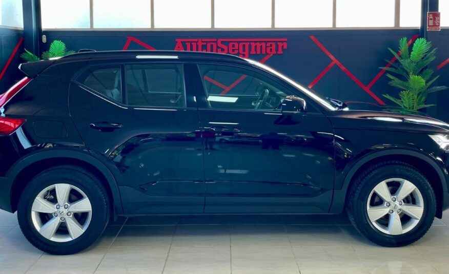 VOLVO XC40 MOMENTUM