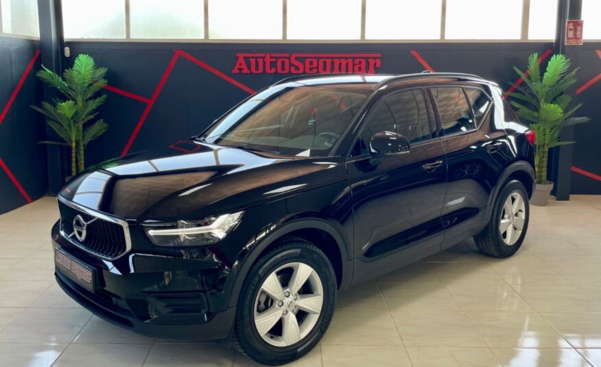 VOLVO XC40 MOMENTUM