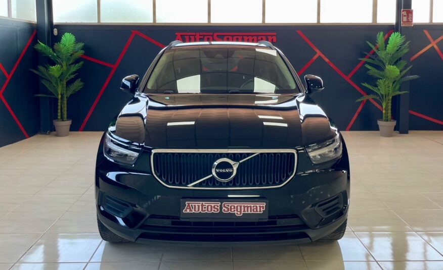 VOLVO XC40 MOMENTUM