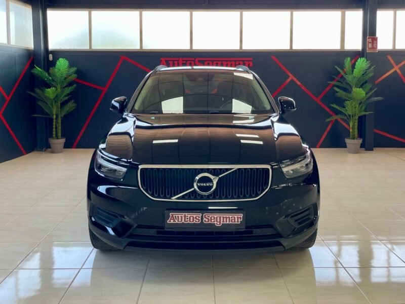 VOLVO XC40 MOMENTUM