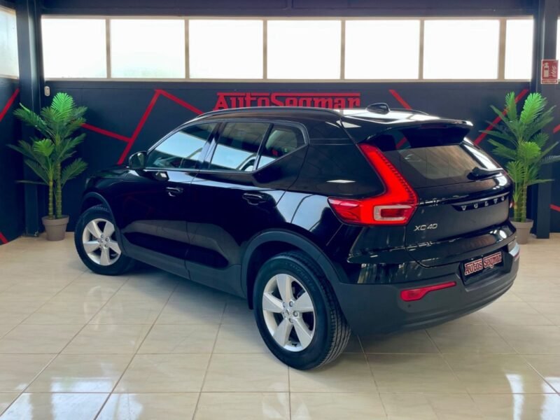 VOLVO XC40 MOMENTUM