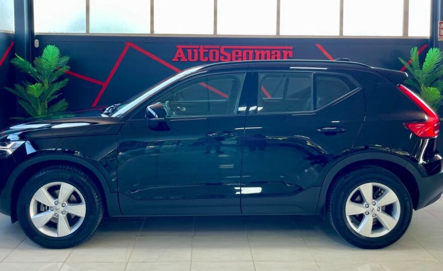 VOLVO XC40 MOMENTUM