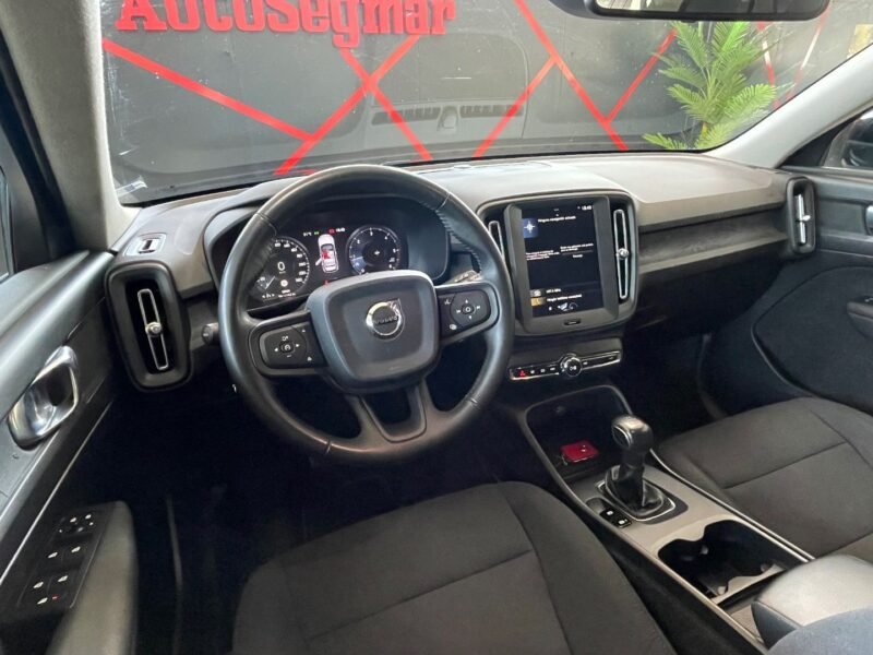VOLVO XC40 MOMENTUM