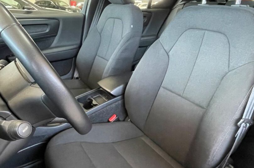 VOLVO XC40 MOMENTUM
