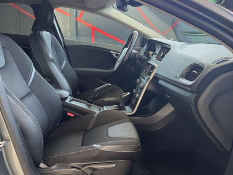 VOLVO V40 D2 MOMENTUM