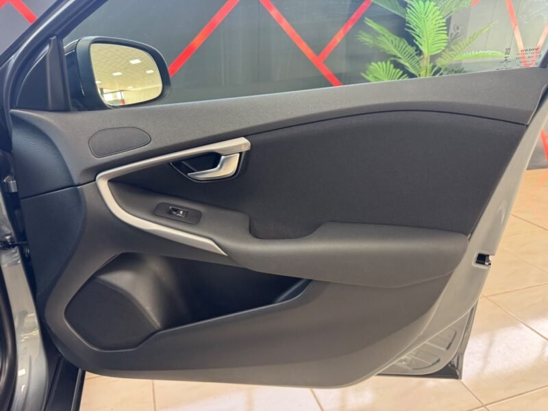 VOLVO V40 D2 MOMENTUM