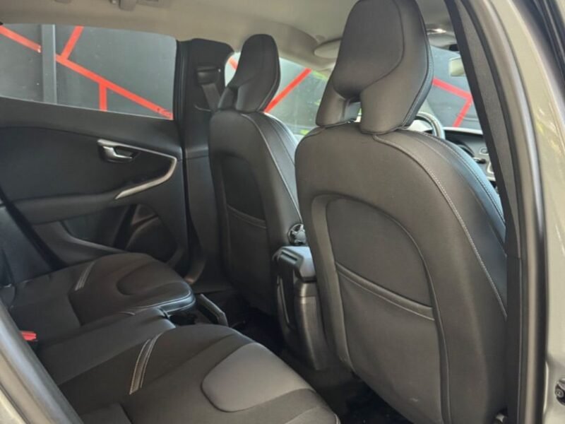 VOLVO V40 D2 MOMENTUM
