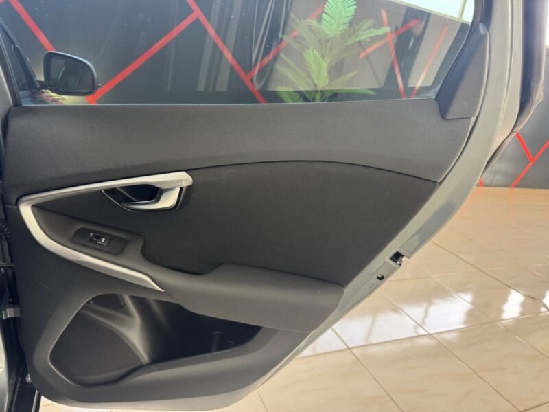VOLVO V40 D2 MOMENTUM