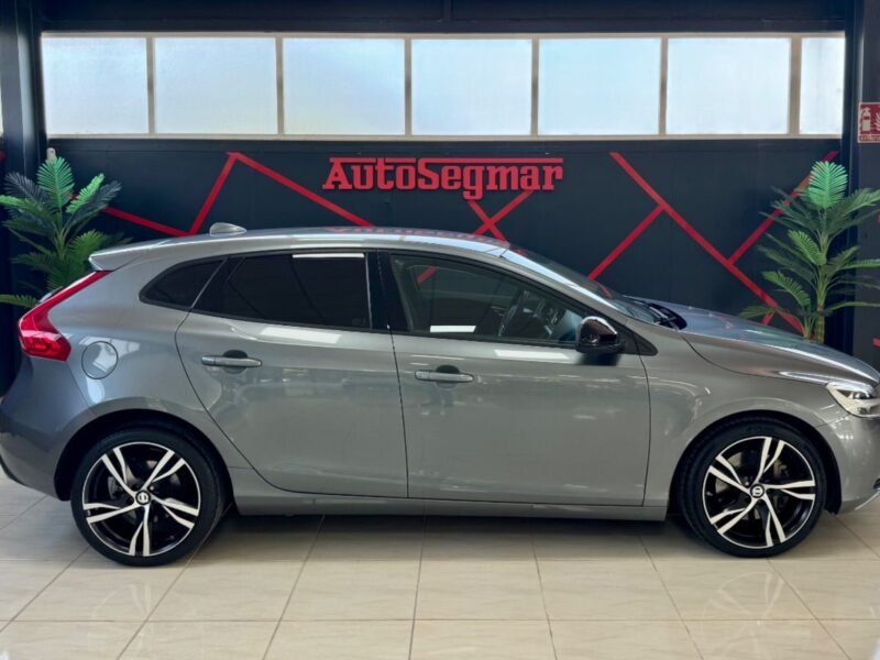VOLVO V40 D2 MOMENTUM