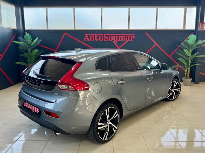 VOLVO V40 D2 MOMENTUM