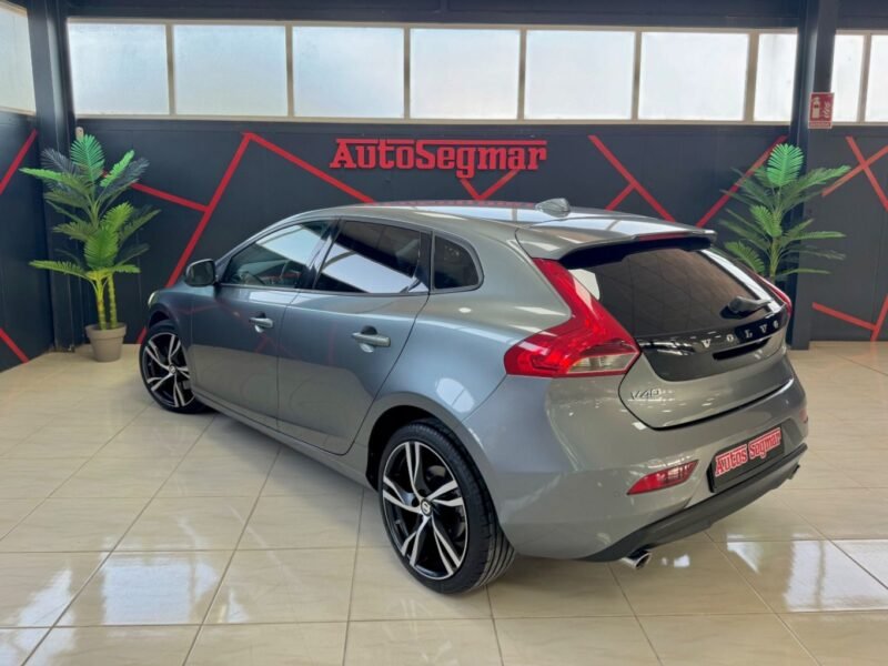 VOLVO V40 D2 MOMENTUM
